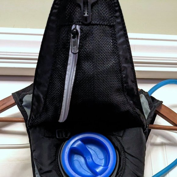 Camelbak Siren Hydro Backpack 1.5L / 50 Oz, Black/Silver/Gray - Picture 3 of 7